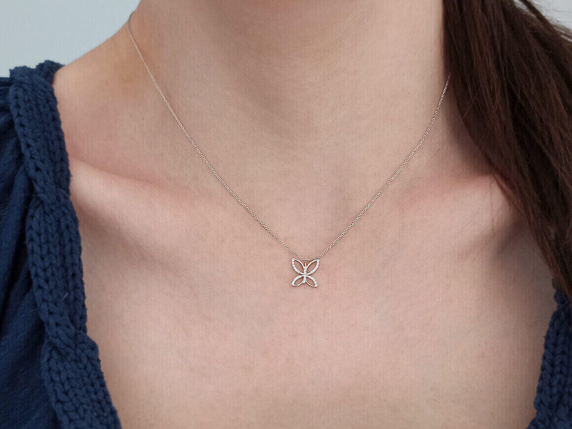 قلادة على شكل فراشة مرصعة بـ28 ماسة - من ذهب أبيض عيار 8 قيراط - مجوهرات فاخرة من Rosy Lab Diamonds