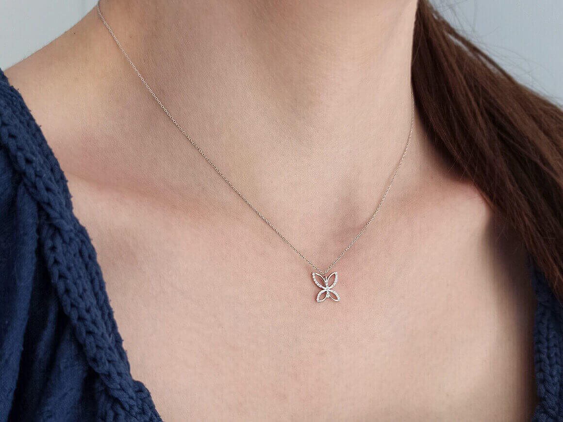 قلادة على شكل فراشة مرصعة بـ28 ماسة - من ذهب أبيض عيار 8 قيراط - مجوهرات فاخرة من Rosy Lab Diamonds