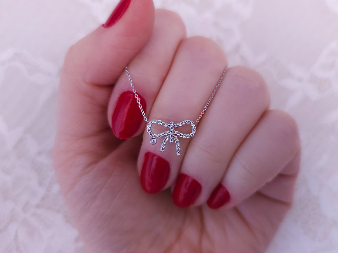 Pendentif diamant en forme de nœud – Or Blanc 8 carats avec 39 pierres – Bijoux haut de gamme de Rosy Lab Diamonds