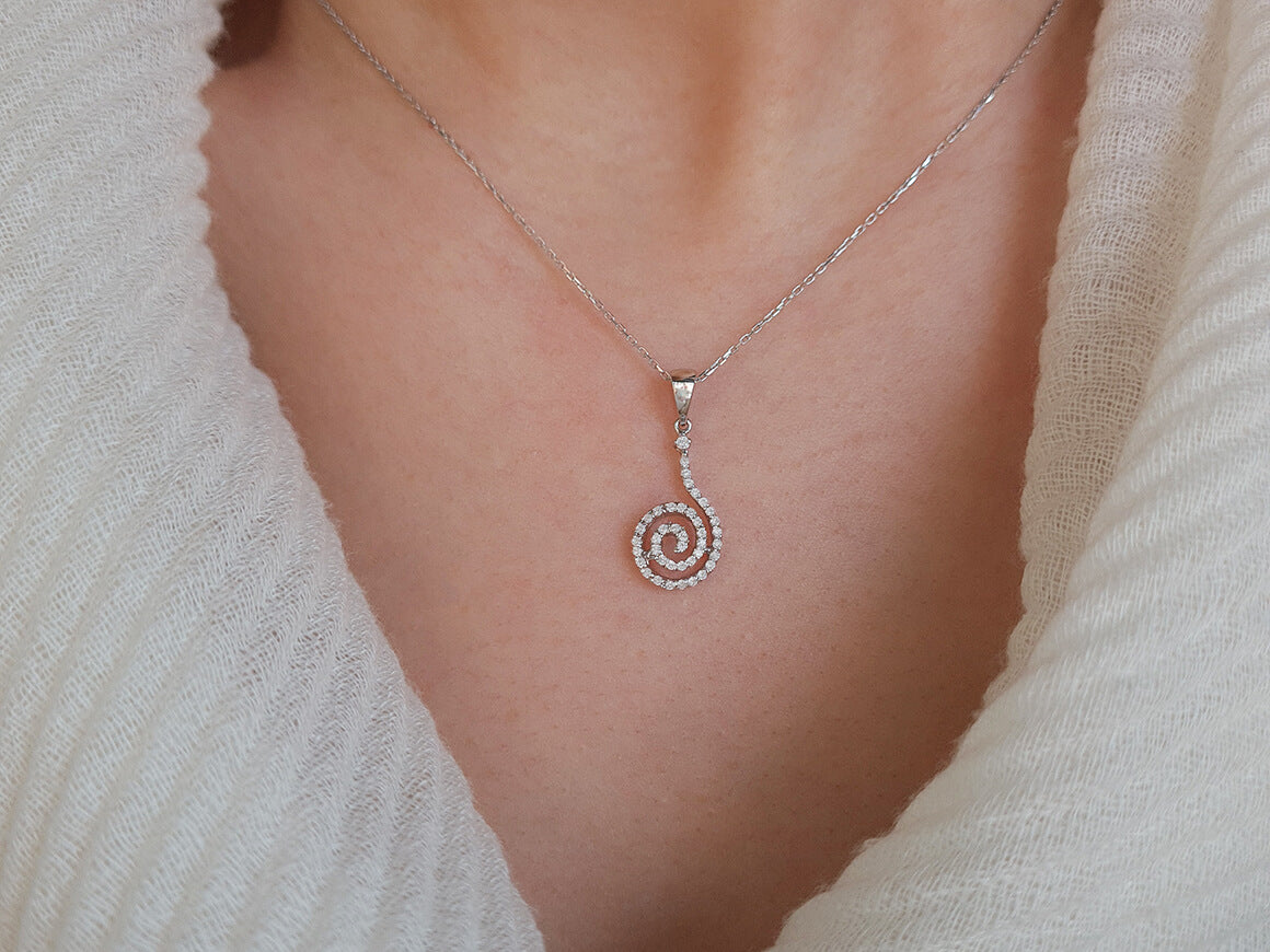 Pendentif spiralé en Or Blanc 18 carats serti de 41 diamants de laboratoire — Bijoux haut de gamme de Rosy Lab Diamonds