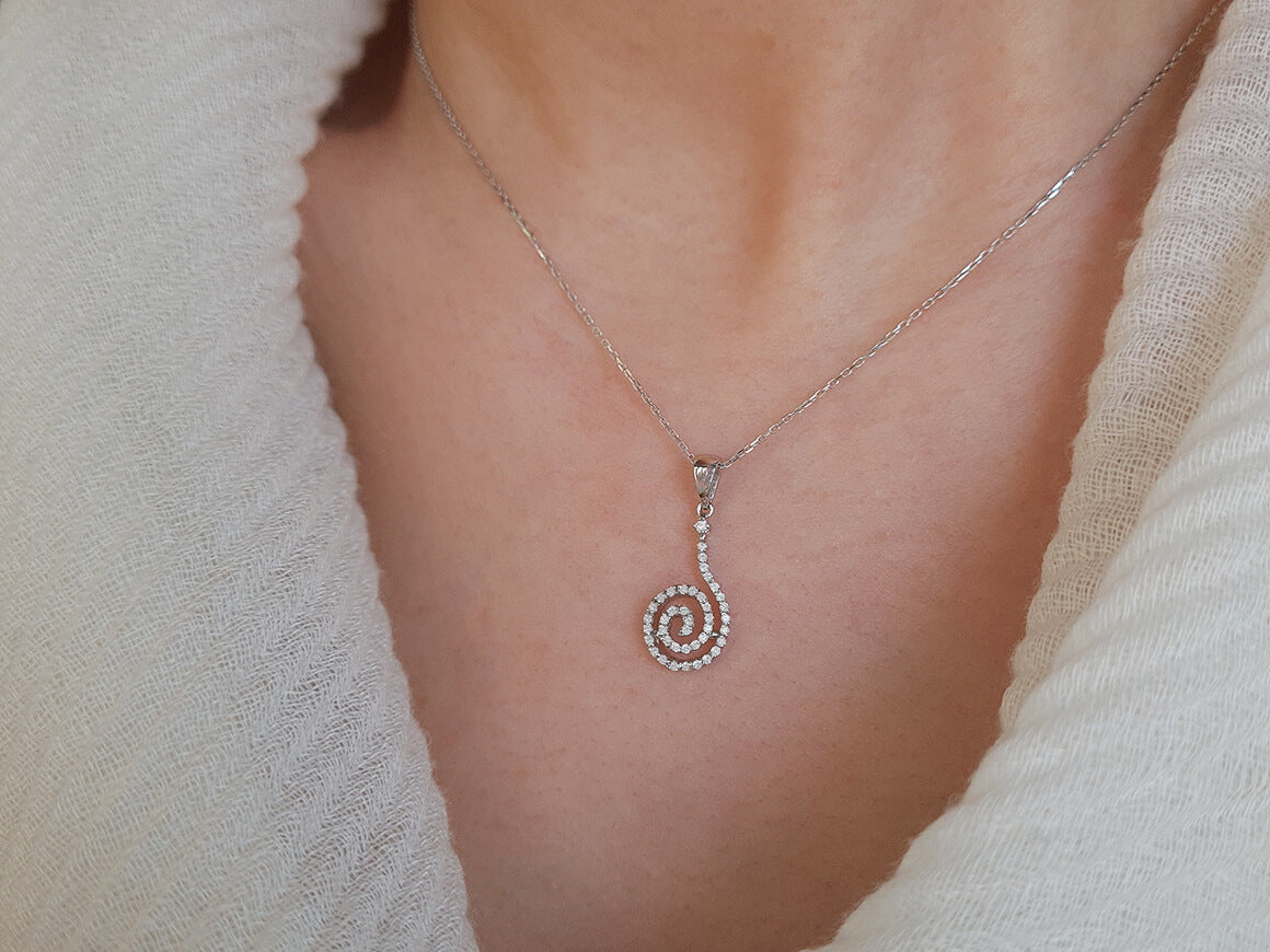 Pendentif spiralé en Or Blanc 18 carats serti de 41 diamants de laboratoire — Bijoux haut de gamme de Rosy Lab Diamonds