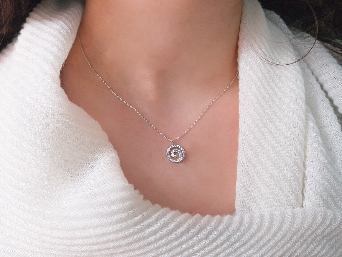 Spiral-Anhänger mit Diamanten - 8K Weißgold | Modernes Design - hochwertiger Schmuck von Rosy Lab Diamonds
