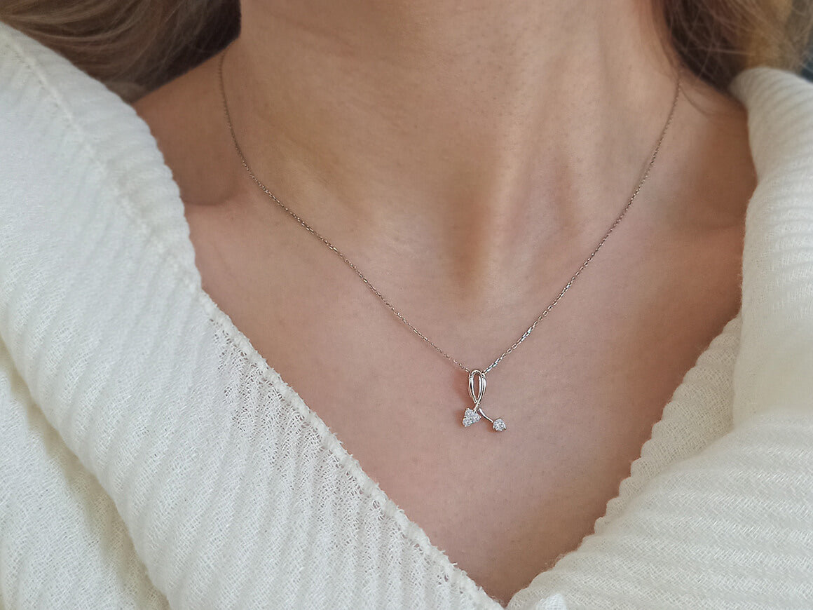 Elegant diamond pendant in 8K white gold – 0.12 ct