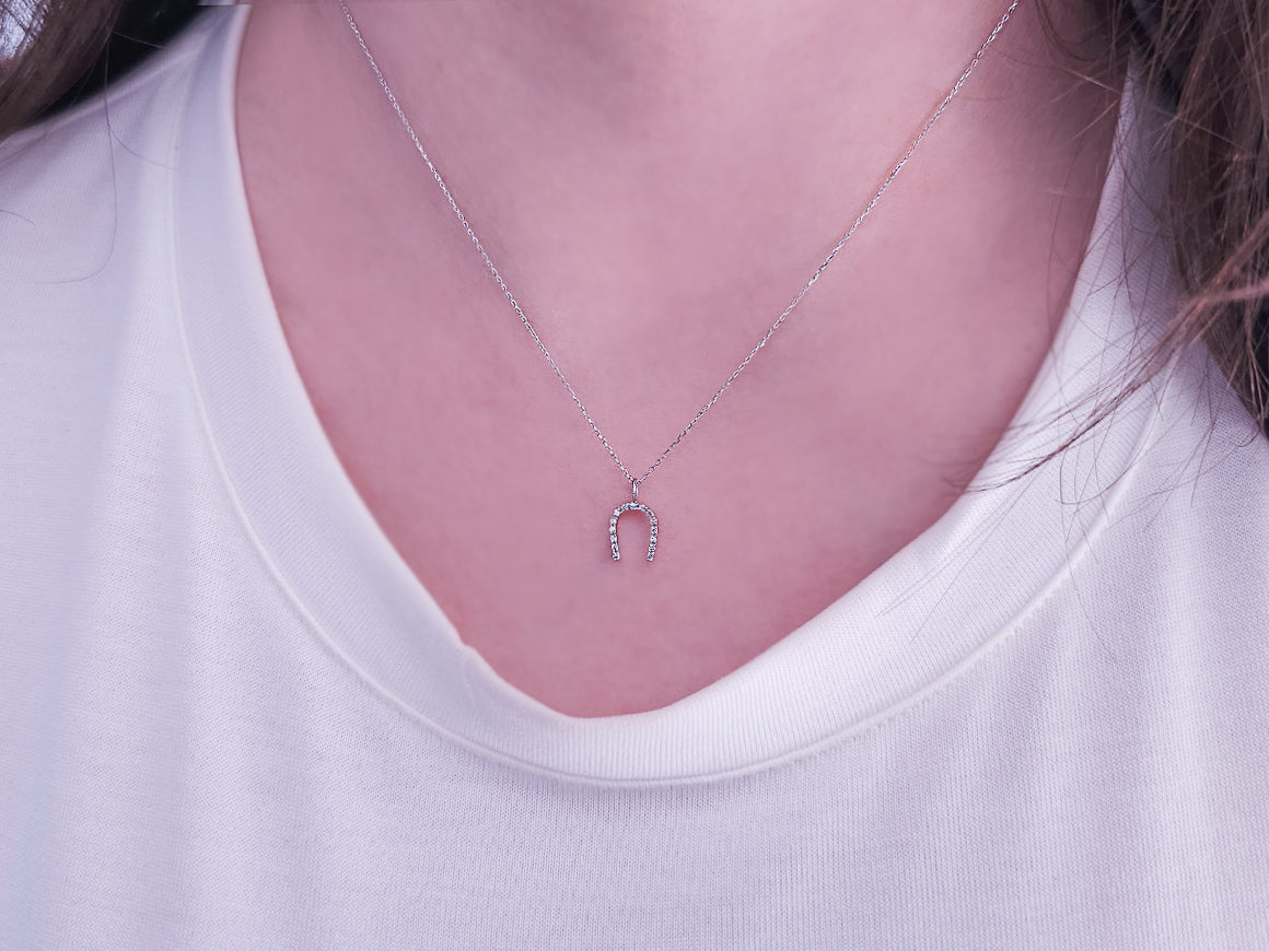 Collier porte-bonheur avec 15 diamants en forme de fer à cheval – or blanc 14 carats