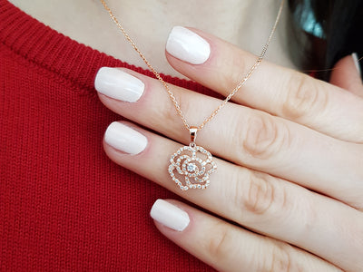 Rose gold rose pendant with 61 diamonds – 14K