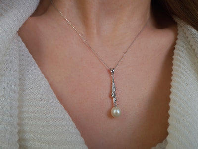 Tropfenförmiger Anhänger mit Zuchtperle und laborgezüchteten Diamanten in 14K Gold