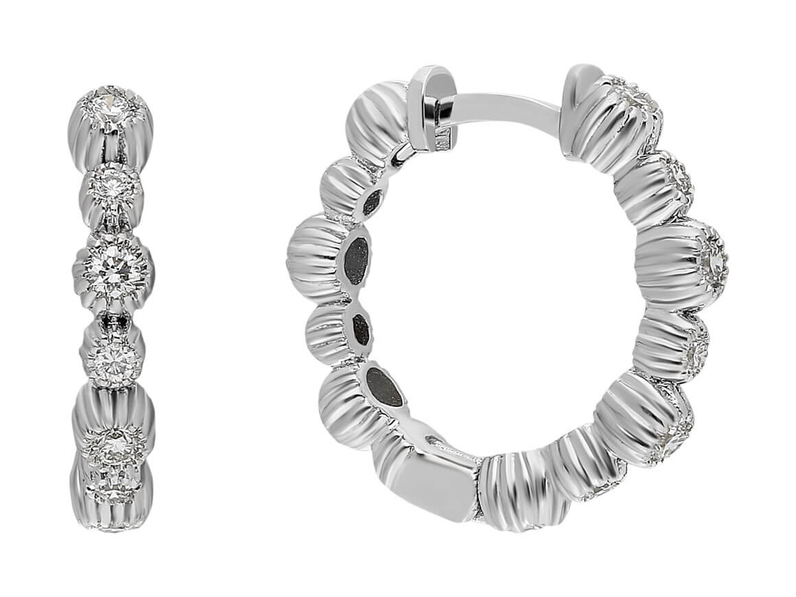 Boucles d’oreilles Huggie au design facetté et ornées de diamants de laboratoire en Or Blanc 585, des Bijoux haut de gamme de Rosy Lab Diamonds
