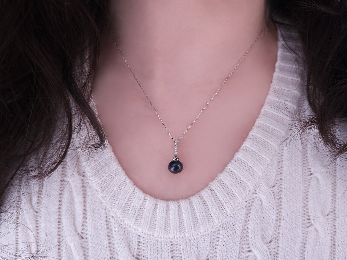 Pendentif élégant avec perle noire et 6 diamants de laboratoire en or blanc 14K