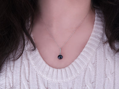 Pendentif élégant avec perle noire et 6 diamants de laboratoire en or blanc 14K