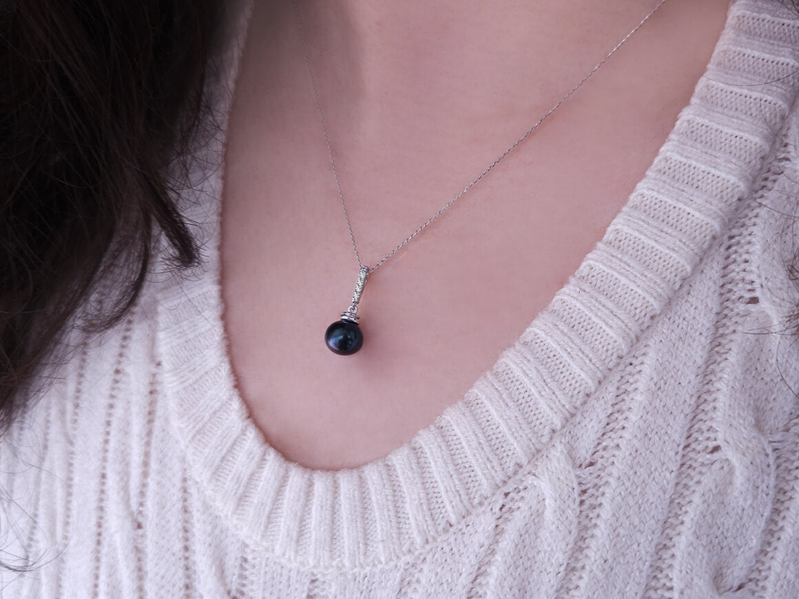 Pendentif élégant avec perle noire et 6 diamants de laboratoire en or blanc 14K