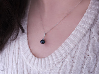Pendentif élégant avec perle noire et 6 diamants de laboratoire en or blanc 14K