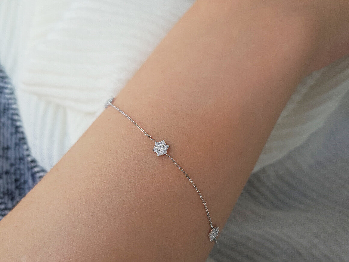 Fine star bracelet with 21 lab-grown diamonds – 14K white gold