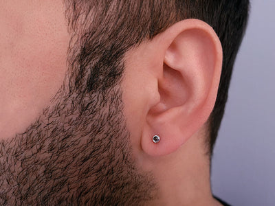 Clou d'oreille solitaire avec diamant de laboratoire noir en or blanc 585