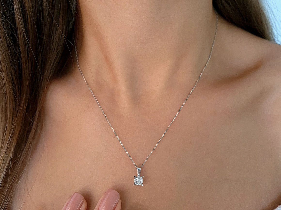 Collier avec diamant central et 10 diamants ronds de laboratoire | Or 8 carats – Bijoux haut de gamme de Rosy Lab Diamonds