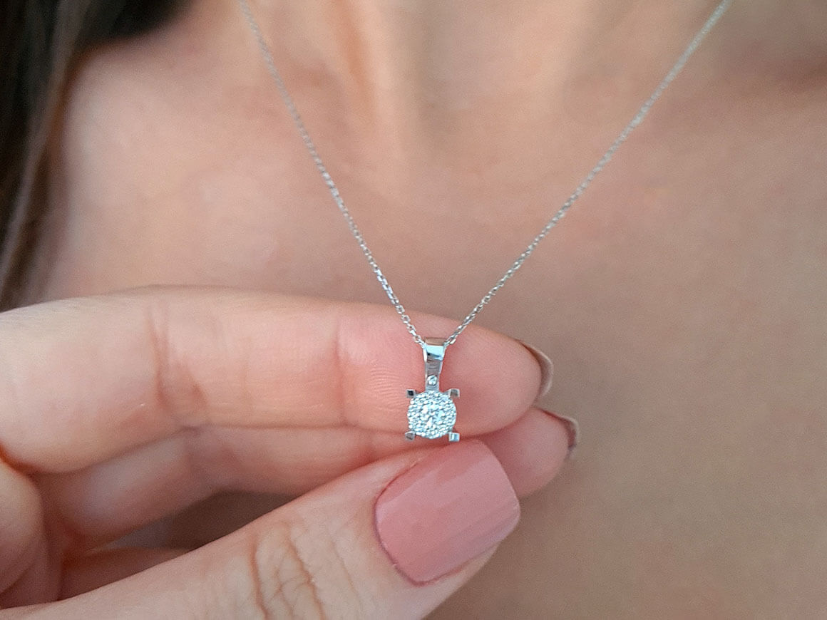 Collier avec diamant central et 10 diamants ronds de laboratoire | Or 8 carats – Bijoux haut de gamme de Rosy Lab Diamonds