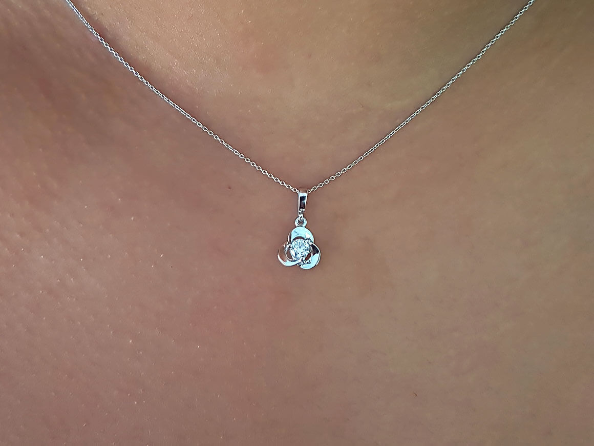 Flower-shaped solitaire pendant with diamond in 14K white gold