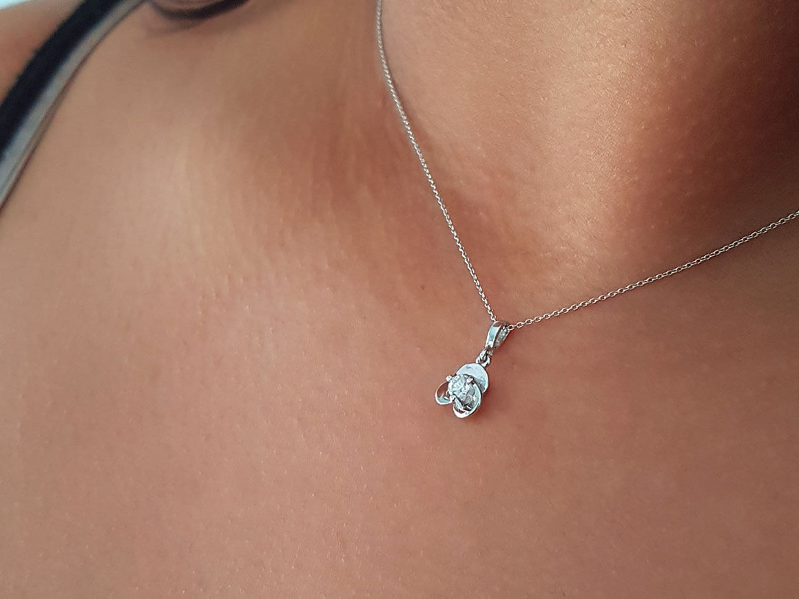 Flower-shaped solitaire pendant with diamond in 14K white gold