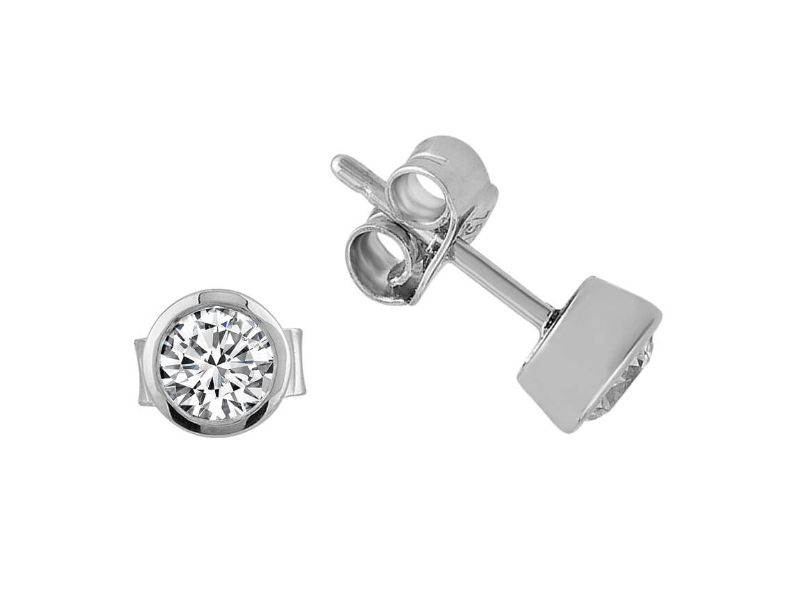 Clous d'oreilles solitaires avec diamants en sertissage clos en or blanc 14 carats