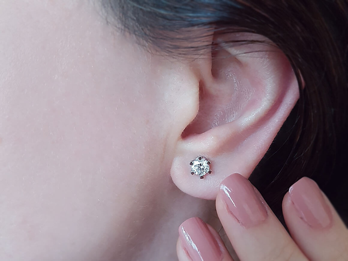 أقراط دبوس ألماس سوليتير بوزن 1.00 قيراط من ذهب أبيض عيار 585 - مجوهرات فاخرة من Rosy Lab Diamonds