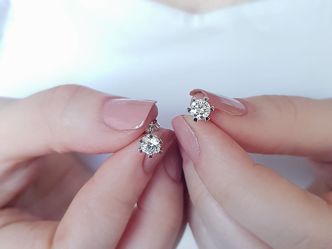 أقراط دبوس ألماس سوليتير بوزن 1.00 قيراط من ذهب أبيض عيار 585 - مجوهرات فاخرة من Rosy Lab Diamonds