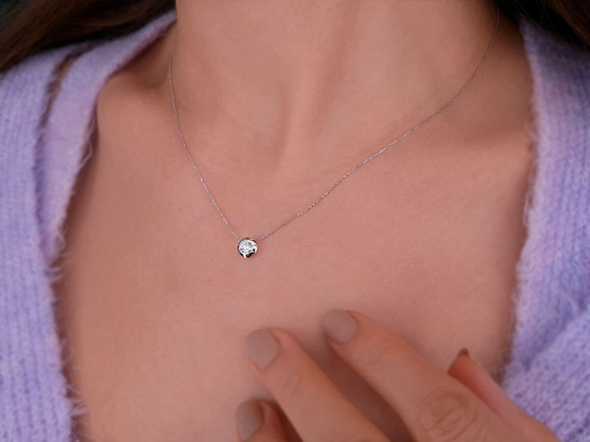 Solitaire diamond necklace – 0.28 ct round cut | 14K white gold