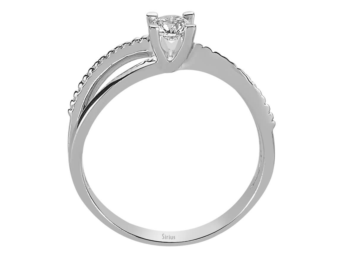 Laboratuvar üretimi bir pırlanta ve yan pırlantalarla Beyaz Altın Tektaş Yüzük | 14 ayar Beyaz Altın Mücevher - Rosy Lab Diamonds’tan yüksek kaliteli Mücevher