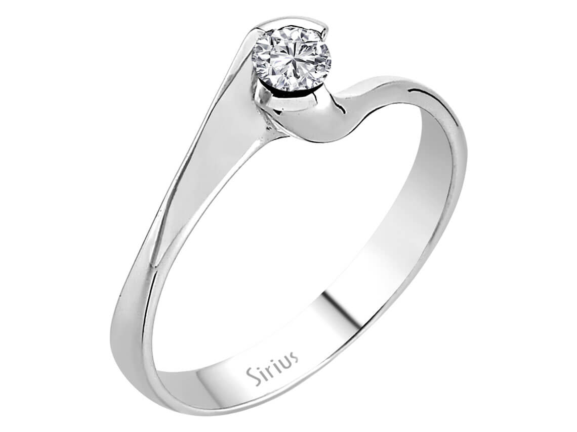 Weißgold-Ring mit einem laborgezüchteten Diamanten im Rundschliff