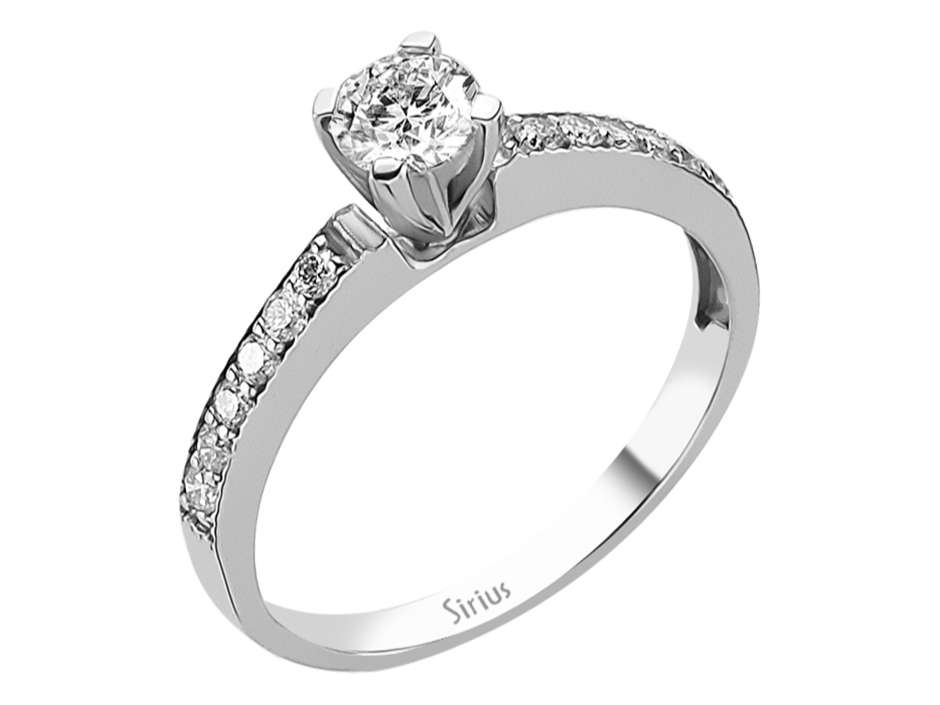 Weißgold-Ring mit 0,36 Karat Hauptdiamant und 12 kleineren laborgezüchteten Diamanten