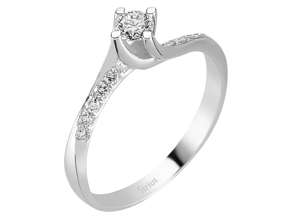 Laboratuvarda yetiştirilmiş elmaslardan oluşan zarif tektaş ve Pavé elmas yüzük | 14 Ayar Beyaz Altın - Rosy Lab Diamonds’tan yüksek kaliteli Mücevher