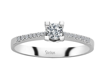 Klassischer Solitärring mit seitlichen Diamanten – 0,32 ct – 14K Weißgold – Modell 24R0046