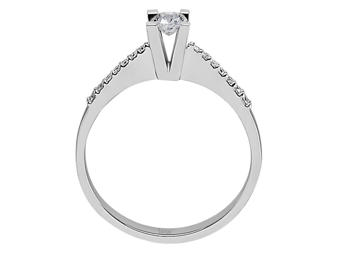 Klassischer Solitärring mit seitlichen Diamanten – 0,32 ct – 14K Weißgold – Modell 24R0046