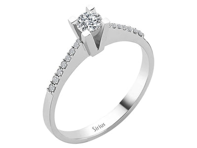 Klassischer Solitärring mit seitlichen Diamanten – 0,32 ct – 14K Weißgold – Modell 24R0046