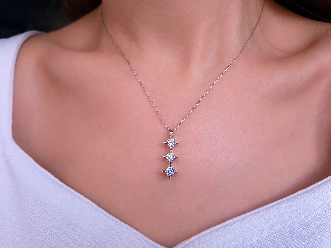 Tria Necklace with 3 Brilliant-Cut Diamonds – 0.96 ct – 14K White Gold – high-quality Jewelry by Rosy Lab Diamonds