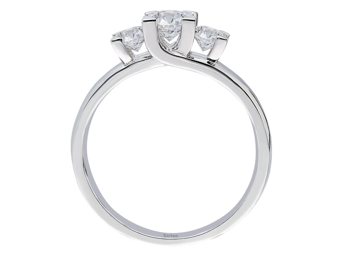 Eleganter Dreisteinring mit laborgezüchteten Diamanten in 14 Karat Gold