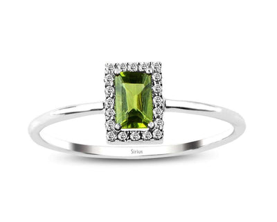 8K white gold ring with 20 round diamonds (0.08 carat) and 1 peridot baguette (0.36 carat)