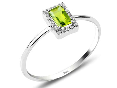 8K white gold ring with 20 round diamonds (0.08 carat) and 1 peridot baguette (0.36 carat)