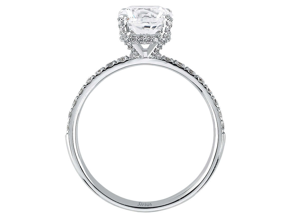 Bague classique en or blanc avec saphir blanc rond et diamants pavé