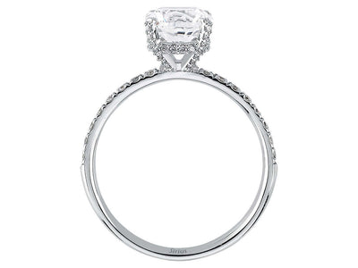 Bague classique en or blanc avec saphir blanc rond et diamants pavé