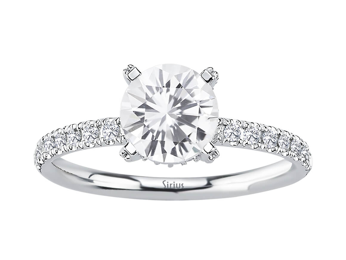 Bague classique en or blanc avec saphir blanc rond et diamants pavé