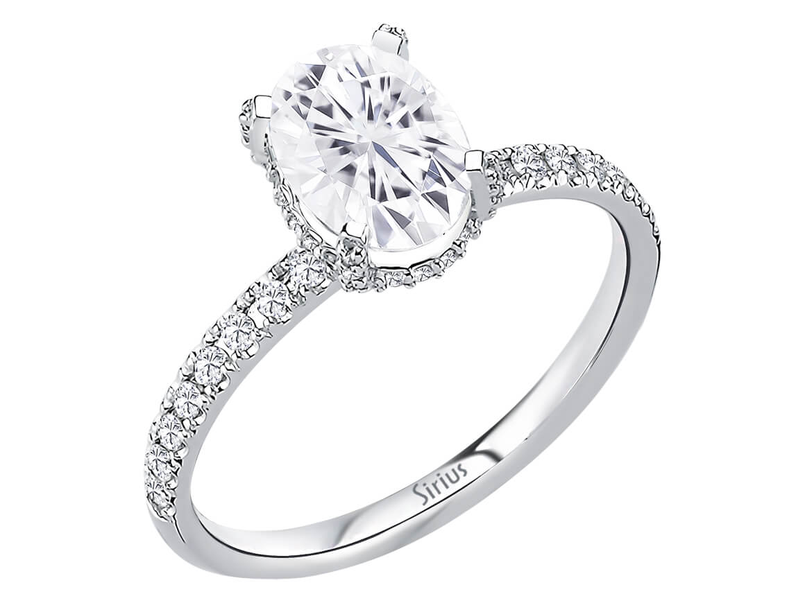 Élégante bague en or blanc avec saphir blanc ovale et diamants pavé