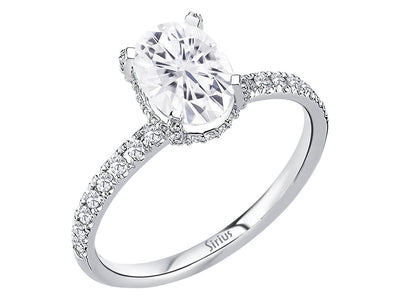 Élégante bague en or blanc avec saphir blanc ovale et diamants pavé