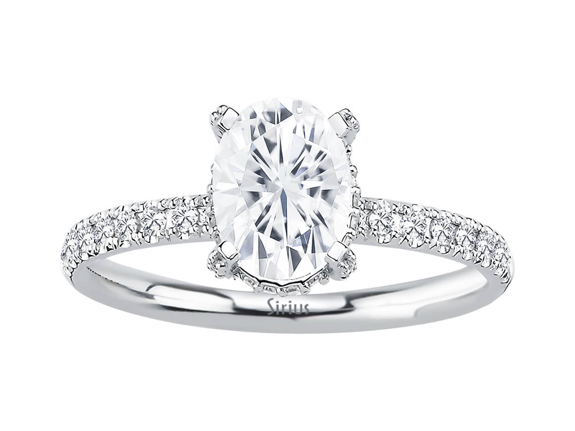 Élégante bague en or blanc avec saphir blanc ovale et diamants pavé