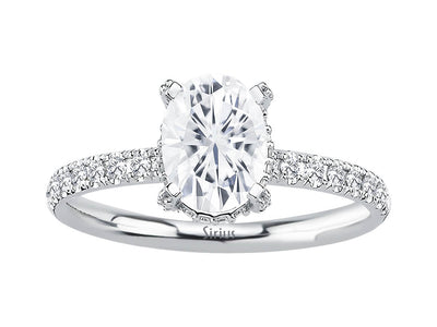 Élégante bague en or blanc avec saphir blanc ovale et diamants pavé