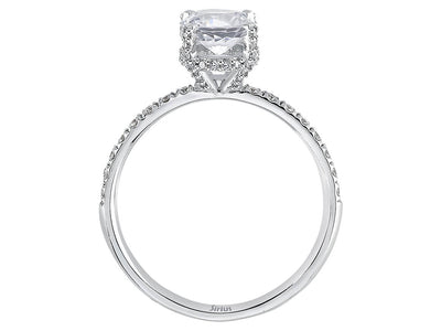 Élégante bague en or blanc avec saphir blanc ovale et diamants pavé