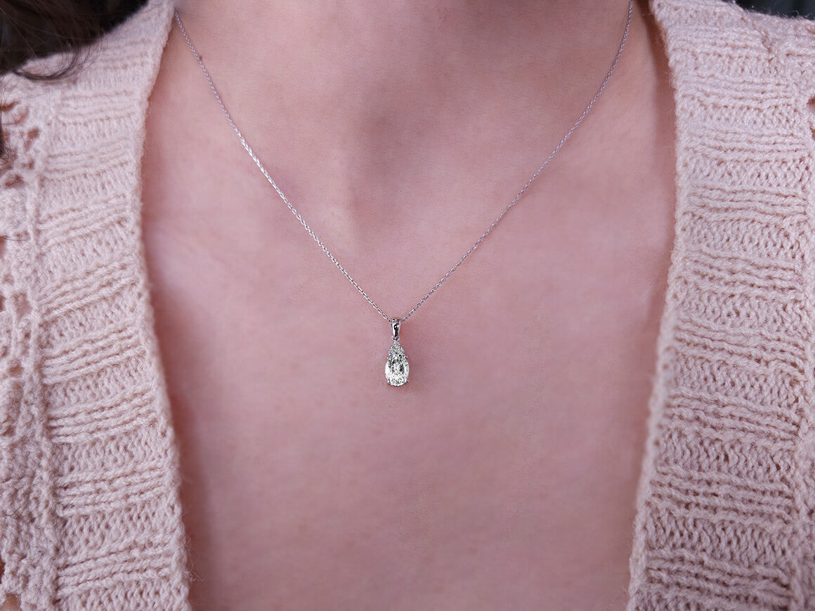 Pendentif Serenity avec topaze blanche et 3 diamants de laboratoire en or blanc 8K