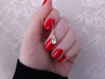Pendentif Serenity avec topaze blanche et 3 diamants de laboratoire en or blanc 8K