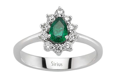 Feiner Ring mit 10 rund geschliffenen Diamanten und einem tropfenförmigen Smaragd in 14 Karat Weißgold
