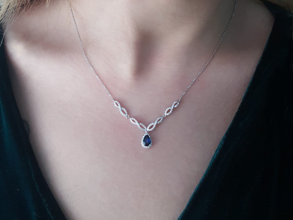 Weißgold Collier mit Tropfenförmigem Saphir & 88 Brillanten – 04P0109