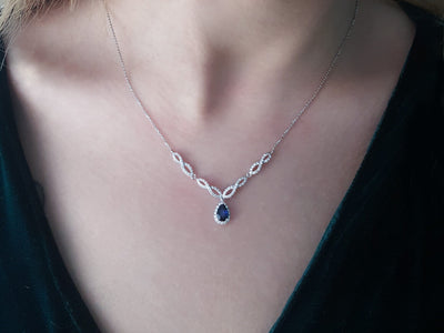 Weißgold Collier mit Tropfenförmigem Saphir & 88 Brillanten – 04P0109
