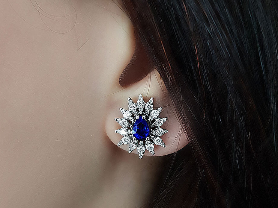 Anturage-Ohrringe mit Tropfen-Saphir und Diamanten in 585er Gold - hochwertiger Schmuck von Rosy Lab Diamonds